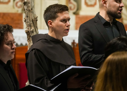 Fotografija 5 - Pučki pivači KBF-a korizmenim napjevima u drniškoj Gospi od Ružarija očarali prisutne