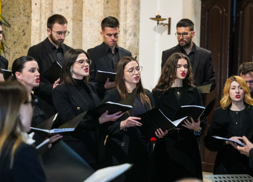 Fotografija 11 - Pučki pivači KBF-a korizmenim napjevima u drniškoj Gospi od Ružarija očarali prisutne