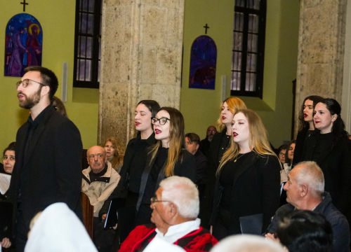 Fotografija 16 - Pučki pivači KBF-a korizmenim napjevima u drniškoj Gospi od Ružarija očarali prisutne