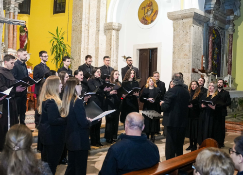 Fotografija 14 - Pučki pivači KBF-a korizmenim napjevima u drniškoj Gospi od Ružarija očarali prisutne
