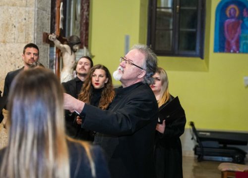 Fotografija 13 - Pučki pivači KBF-a korizmenim napjevima u drniškoj Gospi od Ružarija očarali prisutne