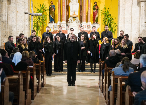 Fotografija 2 - Pučki pivači KBF-a korizmenim napjevima u drniškoj Gospi od Ružarija očarali prisutne