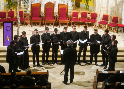 Fotografija 4 - Pučki pivači KBF-a korizmenim napjevima u drniškoj Gospi od Ružarija očarali prisutne