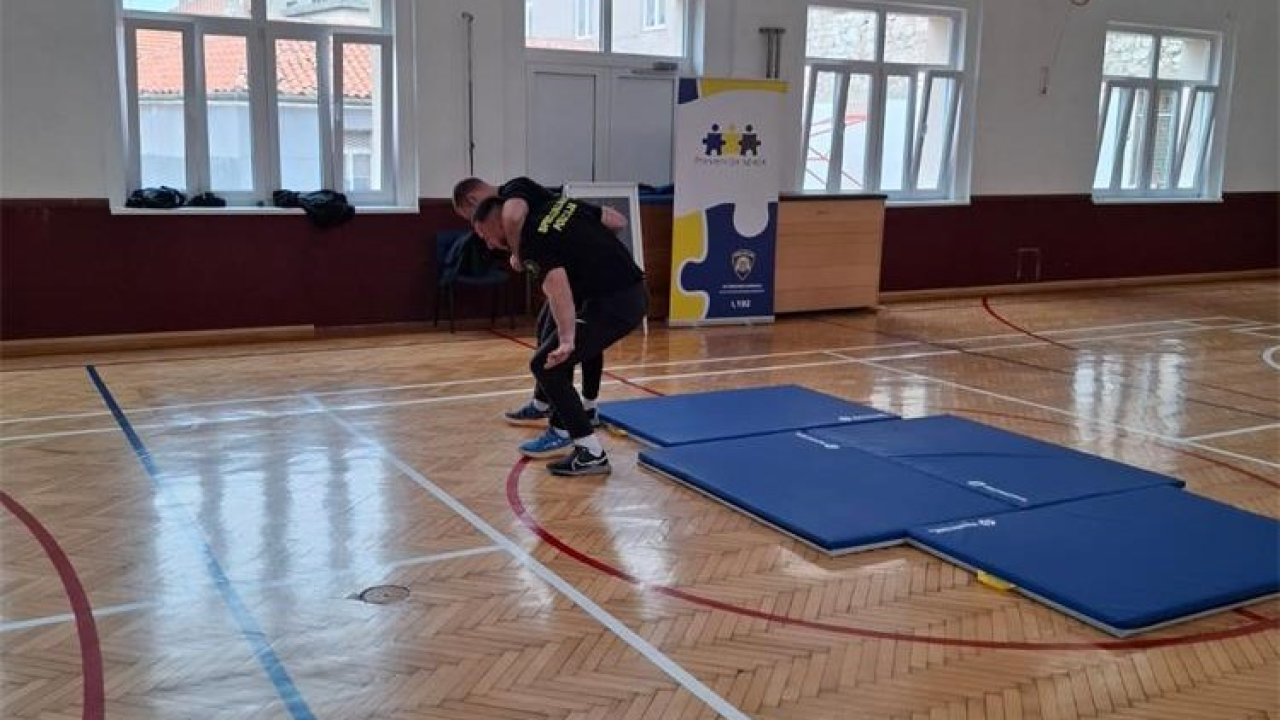 Učenicima TUŠ-a u dvorani Miminac policija predstavila svoje zanimanje i pogodnosti školovanja