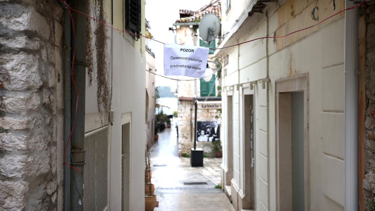 Na Dobriću osvanuo natpis koji poziva prolaznike na oprez