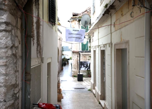 Na Dobriću osvanuo natpis koji poziva prolaznike na oprez