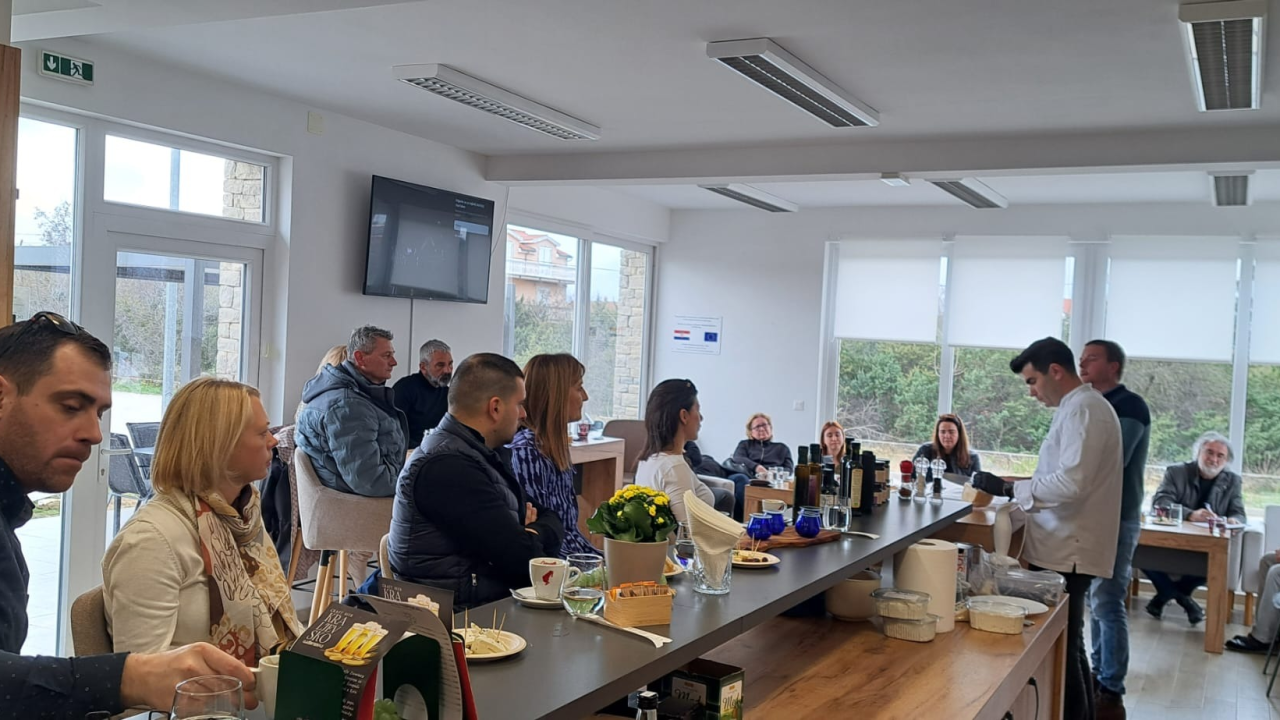 Na radionici u Kistanjama polaznici učili o sljubljivanju sira i maslinovih ulja pod vodstvom chefa Dine Bebića