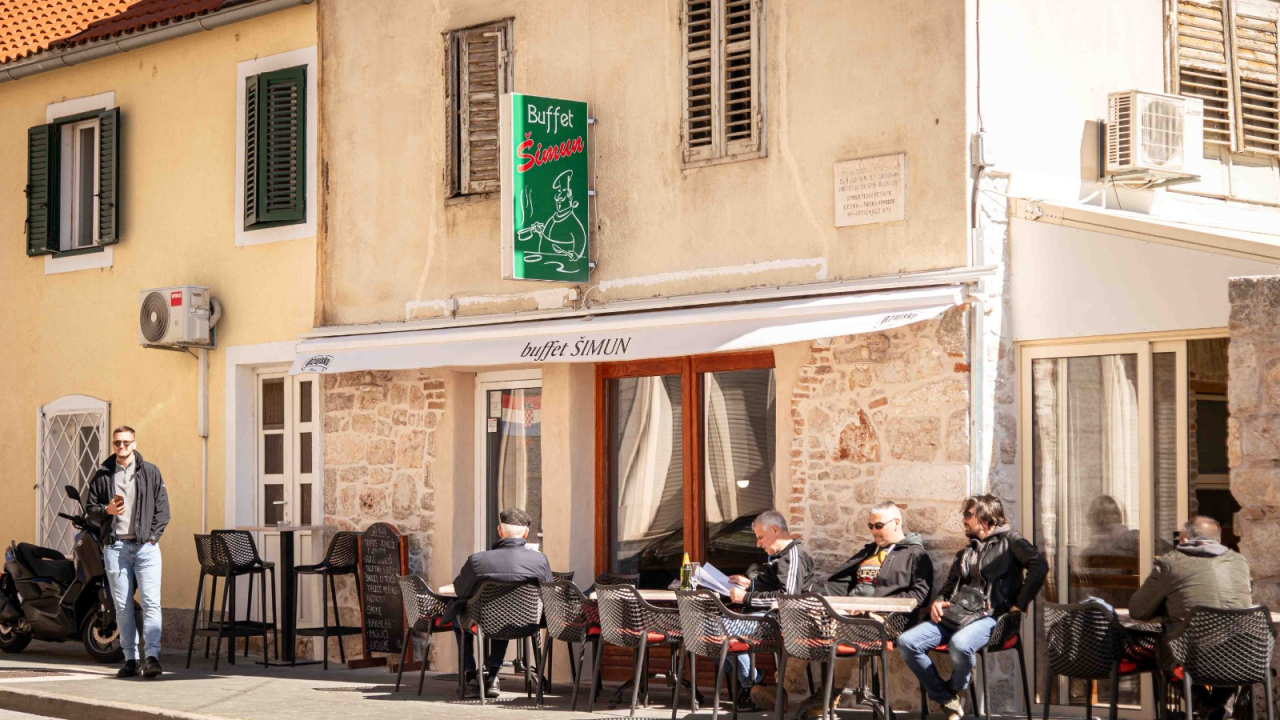 Uživajte u domaćoj spizi na novoj terasi Buffeta Šimun!