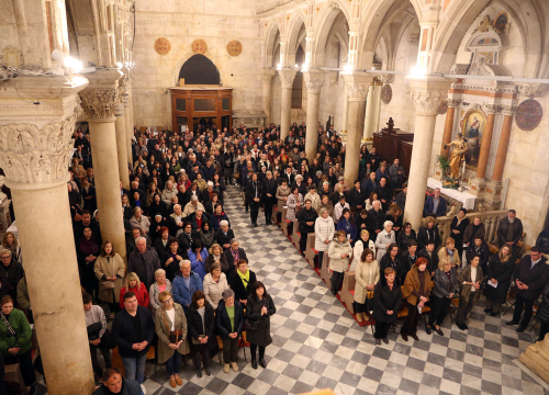 Fotografija 19 - Misom u katedrali i procesijom do crkve Svetog Duha započelo trajno euharistijsko klanjanje