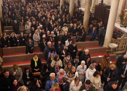 Fotografija 7 - Misom u katedrali i procesijom do crkve Svetog Duha započelo trajno euharistijsko klanjanje