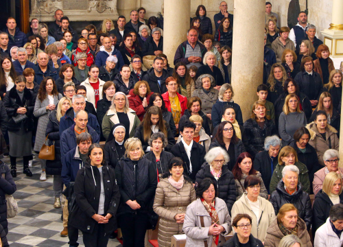 Fotografija 18 - Misom u katedrali i procesijom do crkve Svetog Duha započelo trajno euharistijsko klanjanje
