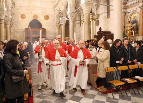 Fotografija 1 - Misom u katedrali i procesijom do crkve Svetog Duha započelo trajno euharistijsko klanjanje