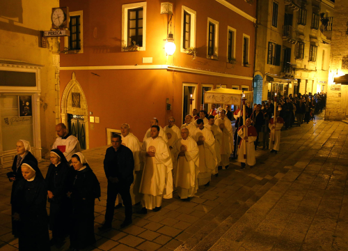Misom u katedrali i procesijom do crkve Svetog Duha započelo trajno euharistijsko klanjanje u Šibeniku