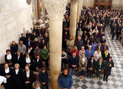 Fotografija 20 - Misom u katedrali i procesijom do crkve Svetog Duha započelo trajno euharistijsko klanjanje