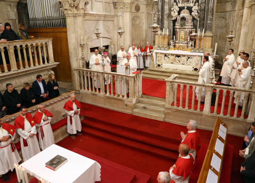Fotografija 22 - Misom u katedrali i procesijom do crkve Svetog Duha započelo trajno euharistijsko klanjanje