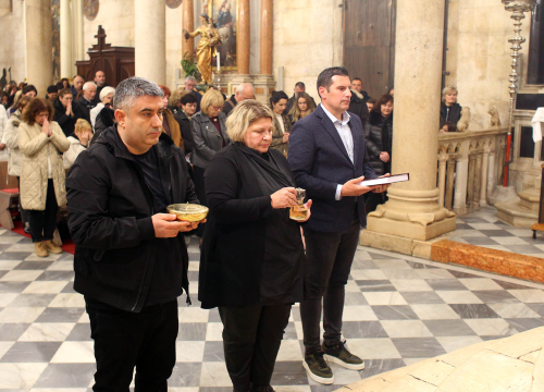 Fotografija 11 - Misom u katedrali i procesijom do crkve Svetog Duha započelo trajno euharistijsko klanjanje