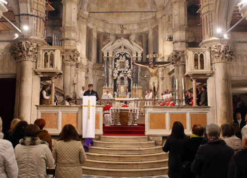 Fotografija 12 - Misom u katedrali i procesijom do crkve Svetog Duha započelo trajno euharistijsko klanjanje