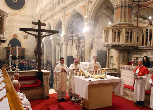 Fotografija 10 - Misom u katedrali i procesijom do crkve Svetog Duha započelo trajno euharistijsko klanjanje