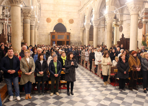 Fotografija 14 - Misom u katedrali i procesijom do crkve Svetog Duha započelo trajno euharistijsko klanjanje