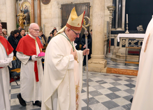 Fotografija 21 - Misom u katedrali i procesijom do crkve Svetog Duha započelo trajno euharistijsko klanjanje