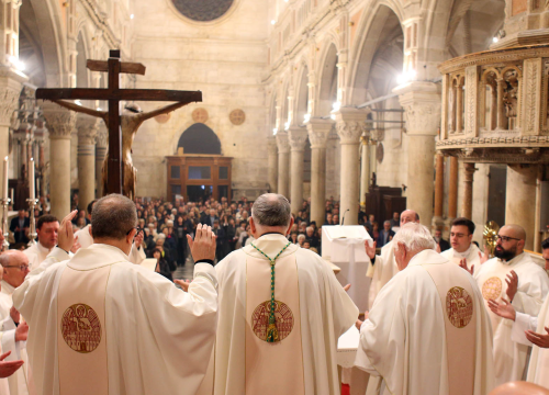 Fotografija 9 - Misom u katedrali i procesijom do crkve Svetog Duha započelo trajno euharistijsko klanjanje