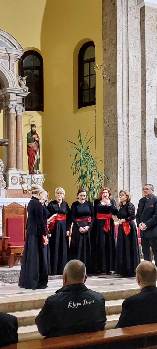 Stoljetna tradicija pučkih korizmenih napjeva: Klape nastupile na korizmenom koncertu u Drnišu