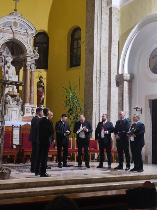 Stoljetna tradicija pučkih korizmenih napjeva: Klape nastupile na korizmenom koncertu u Drnišu