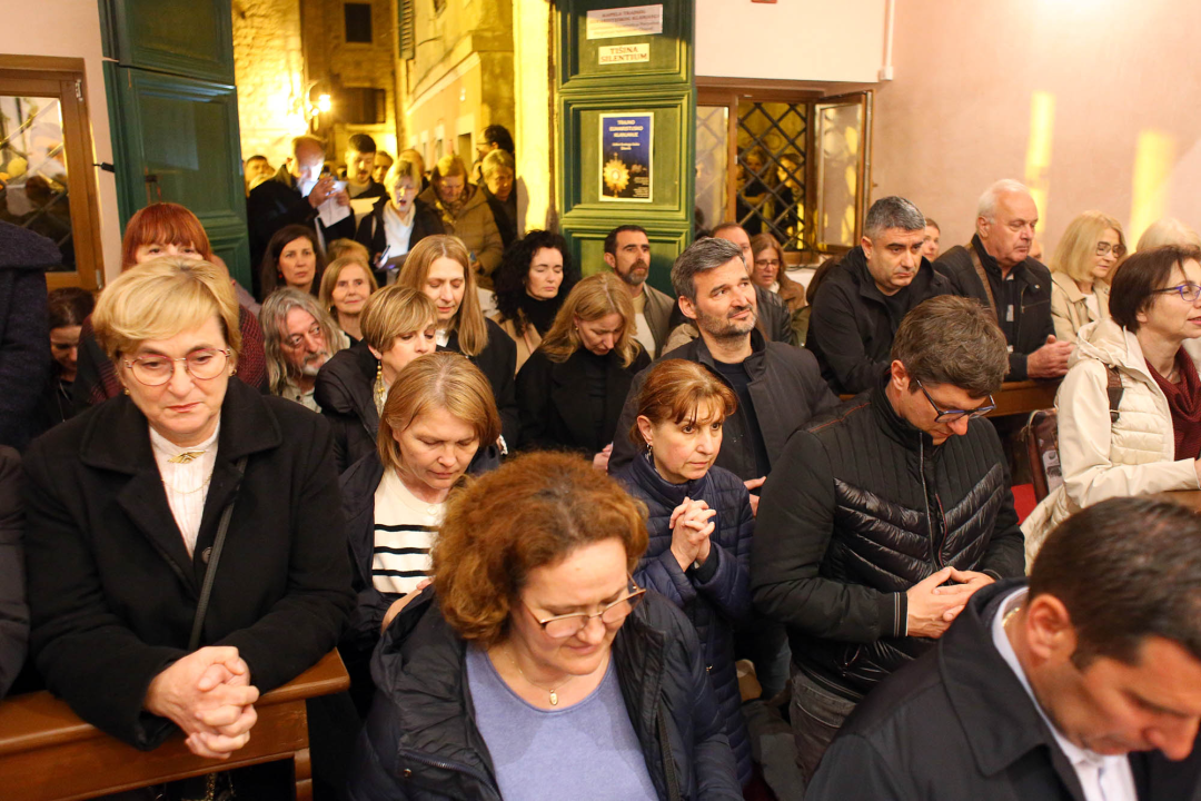 Misom u katedrali i procesijom do crkve Svetog Duha započelo trajno euharistijsko klanjanje