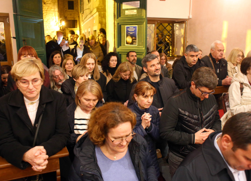 Fotografija 2 - Misom u katedrali i procesijom do crkve Svetog Duha započelo trajno euharistijsko klanjanje