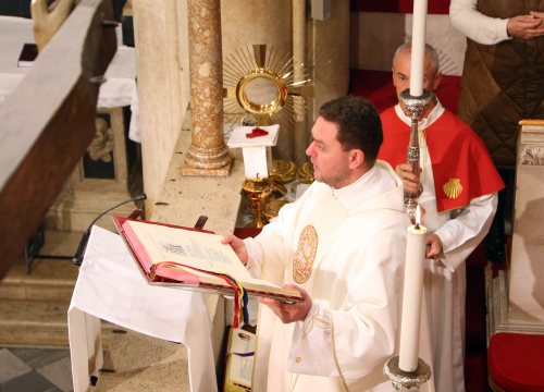 Fotografija 15 - Misom u katedrali i procesijom do crkve Svetog Duha započelo trajno euharistijsko klanjanje