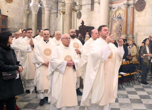 Fotografija 24 - Misom u katedrali i procesijom do crkve Svetog Duha započelo trajno euharistijsko klanjanje