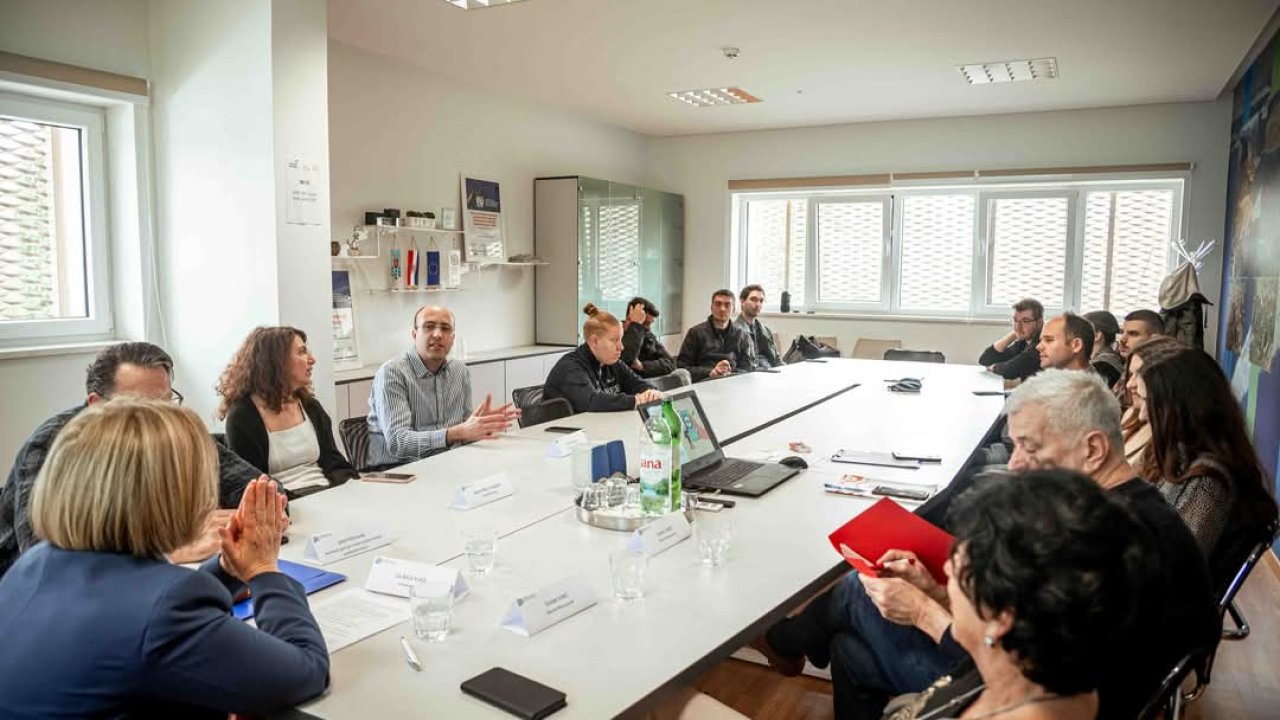 Održan okrugli stol u Razvojnoj agenciji: Kako informirati mlade i suzbiti lažne vijesti