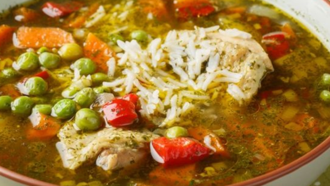 Juha od piletine i graška koja je toliko bogata da se poslužuje kao glavno jelo