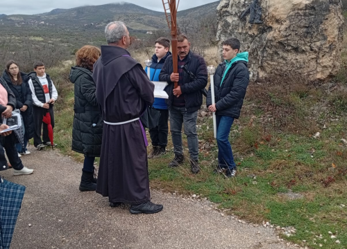 Fotografija 3 - Vjernici u Radnićima unatoč kiši sudjelovali u križnom putu
