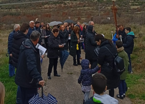 Fotografija 1 - Vjernici u Radnićima unatoč kiši sudjelovali u križnom putu