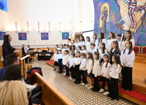 Fotografija 2 - Dječji zbor sa zagrebačke Knežije gostovao u Župi sv. Ante Padovanskog na Šubićevcu