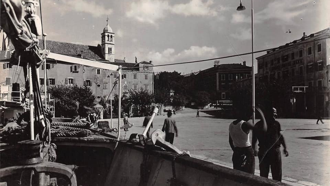 Šibenski leksikon:’ Upicanija se cili, a gori je od svake ulože, samo baca upjuvke’