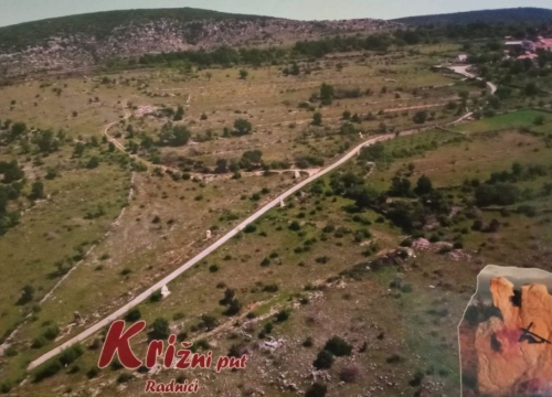 Fotografija 2 - Vjernici u Radnićima unatoč kiši sudjelovali u križnom putu