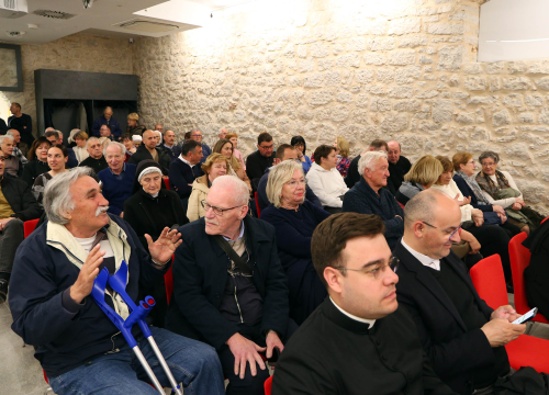 Šibenska publika ispunila dvoranu do posljednjeg mjesta na premijeri filma o biskupu Srećku Badurini