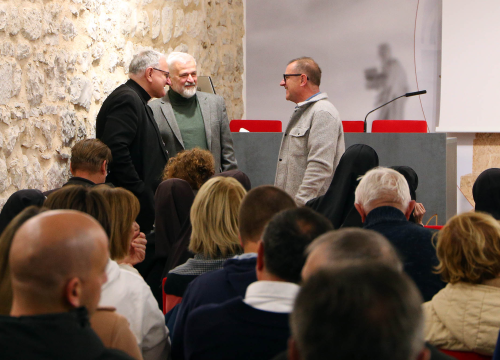 Fotografija 6 - Šibenska publika ispunila dvoranu na premijeri filma o biskupu Srećku Badurini