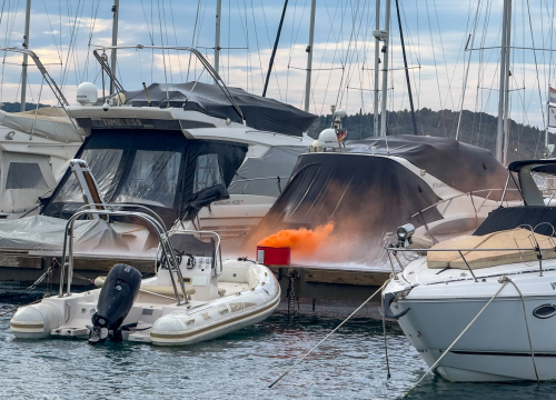 Fotografija 7 - Požar u ACI marini Vodice: Djelatnici i vatrogasci zajedničkim snagama ugasili vatru