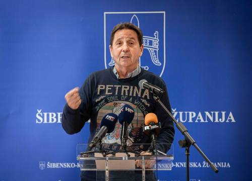 Petrina se na sjednici Županijske skupštine pojavio u zanimljivoj majici: 'Duša vještice, vatra lavice i srce hipija'