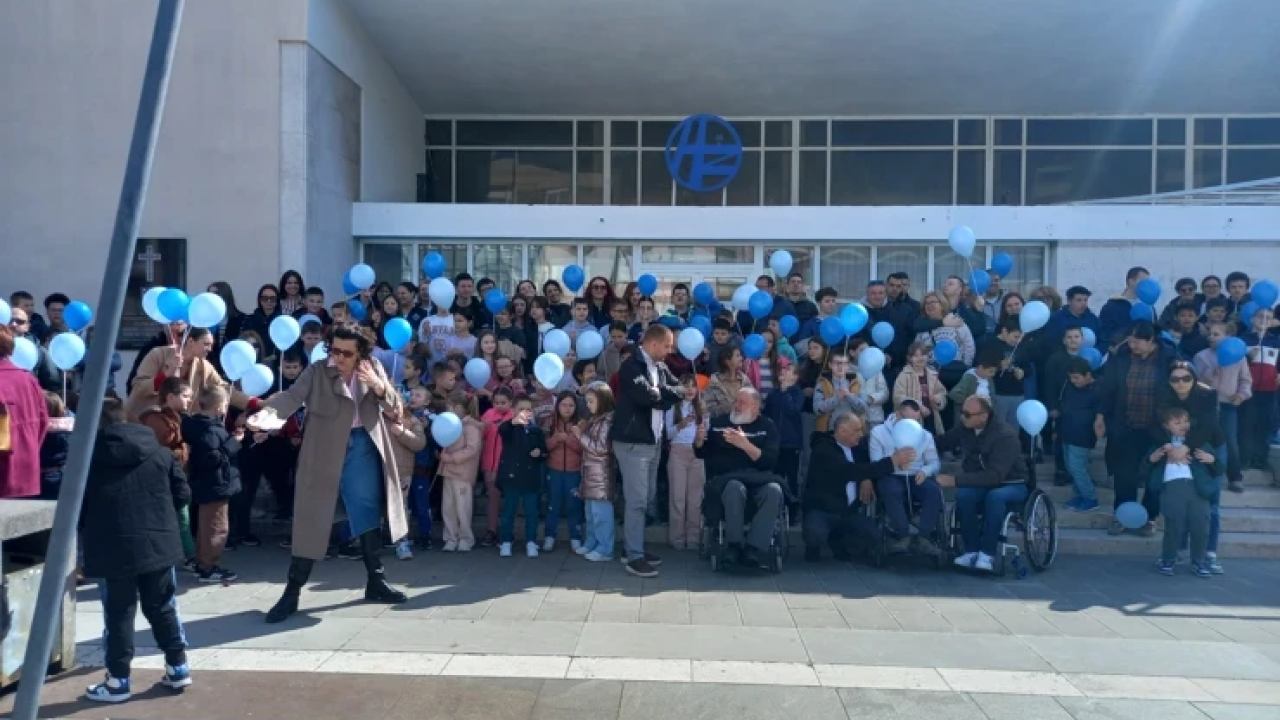 Plavi baloni kao simbol podrške: U Kninu obilježen Svjetski dan svjesnosti o autizmu