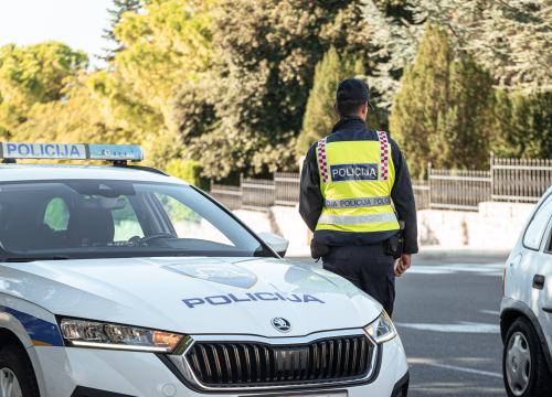 Mladić (27) vozio po Šibeniku s poništenom vozačkom, malo 'trave' i pozitivnim testom na droge
