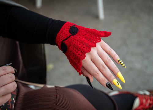 Fotografija 1 - Radmila na pijaci prodaje tulipane, ali i ukrase sa šibenskim motivima