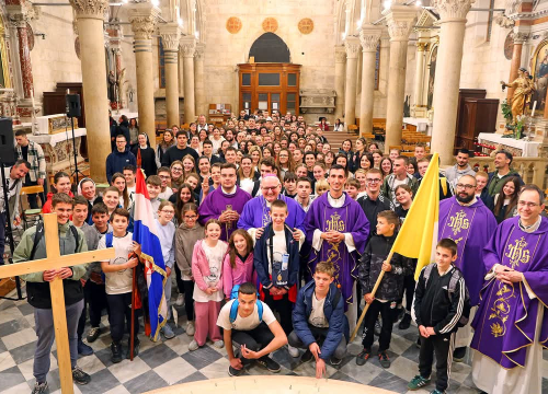 Fotografija 20 - Mladi Šibenske biskupije hodočastili Križnim putem uoči Uskrsa