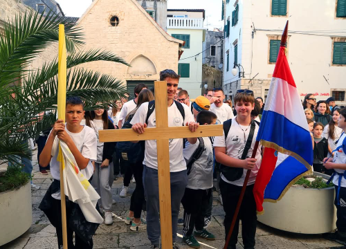 Fotografija 19 - Mladi Šibenske biskupije hodočastili Križnim putem uoči Uskrsa