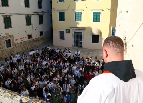 Fotografija 18 - Mladi Šibenske biskupije hodočastili Križnim putem uoči Uskrsa