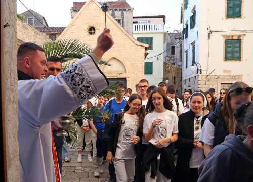 Fotografija 16 - Mladi Šibenske biskupije hodočastili Križnim putem uoči Uskrsa