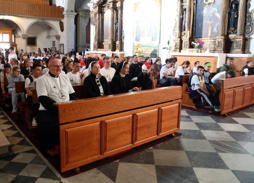 Fotografija 17 - Mladi Šibenske biskupije hodočastili Križnim putem uoči Uskrsa